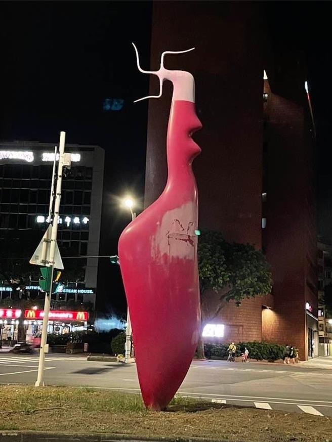 2024年5月1日台北市／藝術家黃銘哲作品「飛躍東區」為1999年由北市規畫「敦化藝術通廊」作品之一，更獲得許多公共藝術獎。（黃銘哲工作室提供／劉瑋晴台北傳真）