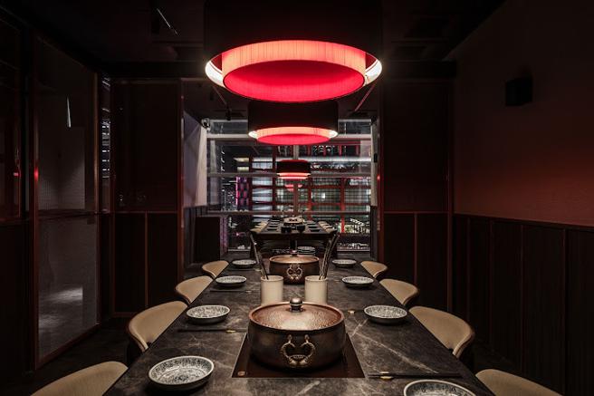 新光三越台北信义新天地A9黑武士特色老火锅，扣点订位加赠滷味拼盘乙份。（新光三越提供）