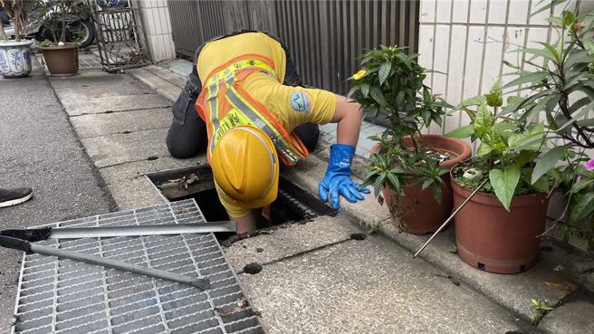 台北市環保局16日指出，根據2023年的統計，接獲約900件物品掉落至水溝，其中藍牙耳機以352件居首。（黃敬文翻攝）