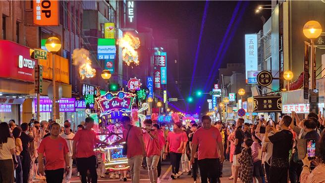 為海上花火節開幕暖身，澎湖噴火電子武轎上街，1日晚上在馬公市街上大展身手「招搖」踩街。（許逸民攝）