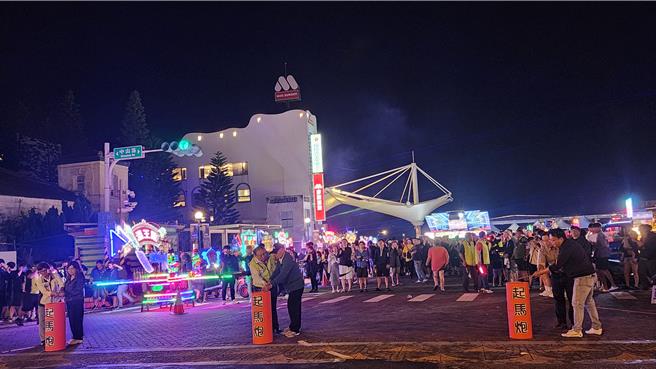 為海上花火節開幕暖身，澎湖噴火電子武轎上街，1日晚上在縣長陳光復等貴賓點燃「起馬炮」揭開序幕後出發。（許逸民攝）