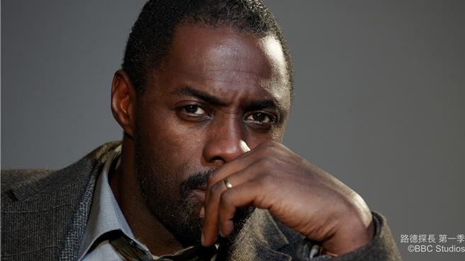 伊卓瑞斯艾巴憑藉《路德探長》拿下金球獎視帝。（LINE TV提供）