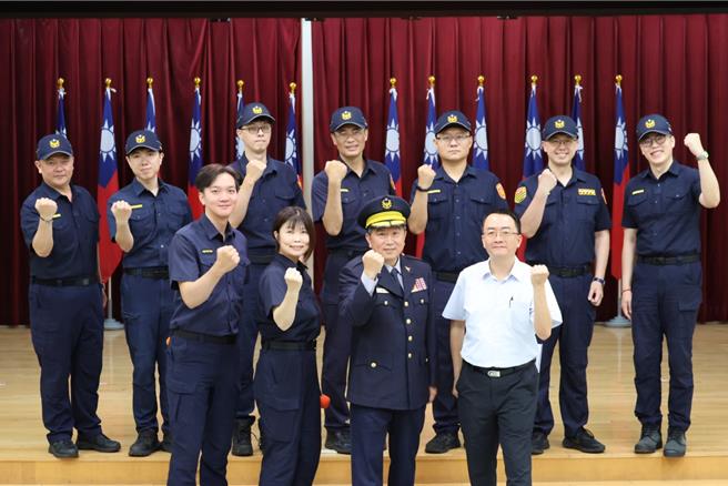 三重警分局长黄南山（前排右二）与7位新任主管合影。〈三重警分局提供〉