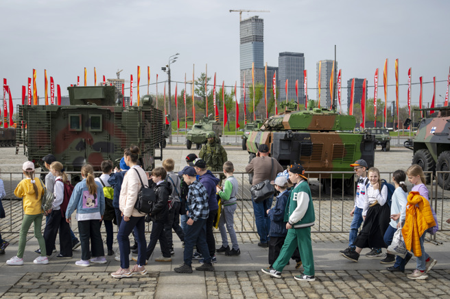 2024年4月26日，俄罗斯莫斯科俯首山二战博物馆前，孩童们参观在战斗中缴获的乌军装备。（美联社）
