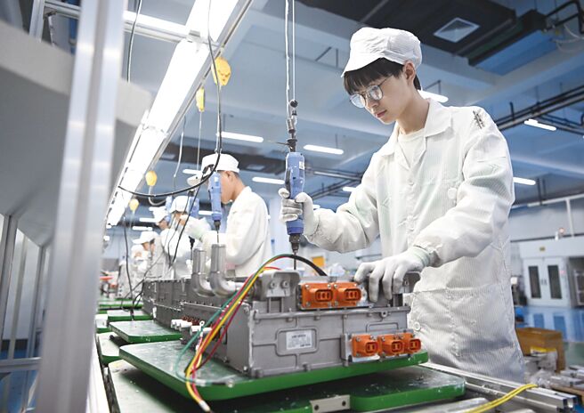 大陸國資委4月28日召開中央企業大規模設備更新工作推進會指出，要求大陸央企「一企一策」制定相關工作方案。圖／新華社