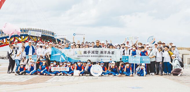 风睿能源（SRE）携手社会企业「海涌工作室」、苗栗县通苑区渔会及客庄国小近30名师生于苑港渔港周边海岸展开联合净滩。图／风睿能源提供