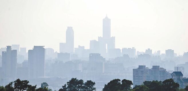 碳排大户自主减量能享有优惠费率及碳费打2折，环团大酸宛如周年庆下杀折扣。图为大高雄地区灰朦朦的天空。（本报资料照片）