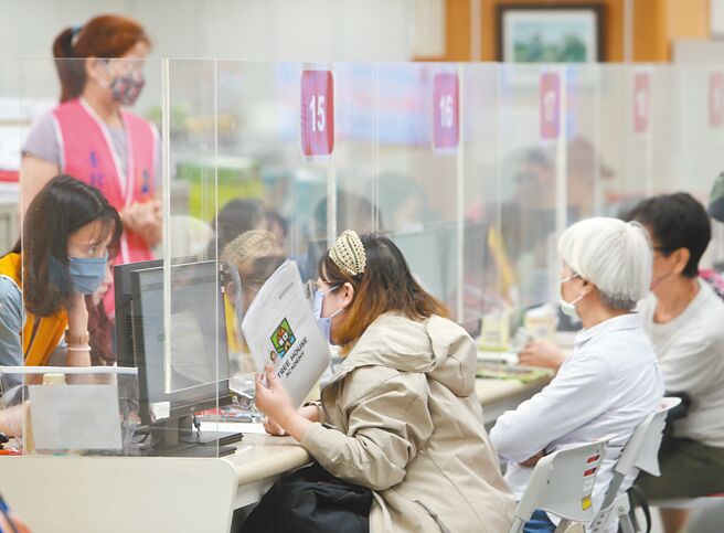 财政部报告显示，在租税优惠上，员工奖酬股票可以择低课税优惠，有助于企业留才、揽才。此为报税示意图。（本报资料照片）