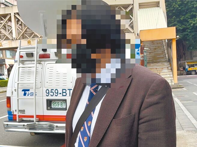 被女学生指控性侵的某国立大学教授4月30日到新北地检署说明案情，并否认性侵。（柯毓庭摄）