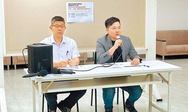 国民党台北市议员杨植斗（右）4月30日质疑，台湾肥料公司「沃土」，从购土发票与土方运送联单可看出疑似造假。（丁上程摄）