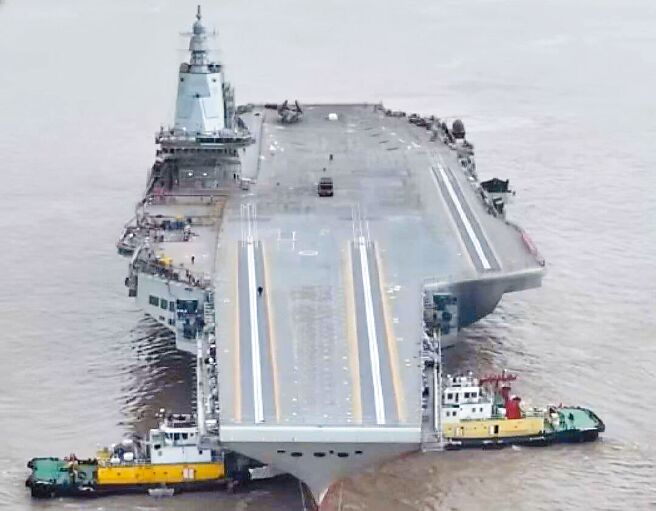 大陸第3艘航母福建號4月29日一度駛離上海江南造船廠，大陸海事局又宣布5月1日至9日在長江口外海畫定範圍舉行軍事活動，外界認為福建號1日起將舉行首度海試。圖為福建號。（摘自央視）