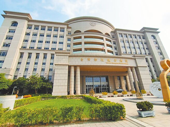 大叶大学前校长梁卓中涉嫌在任内，利用执行专案计画时以假採购、虚开发票方式核销，彰化地院审结，梁卓中被依涉犯3人以上共同诈欺取财罪，判处1年1月徒刑，缓刑2年，应向国库支付43万7675元。（叶静美摄）