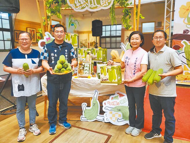 雲林縣斗六市的翠玉絲瓜口感鮮甜、顏色翠綠，上桌久放也不變黑，很受餐廳業者喜愛。斗六市長林聖爵（左二）、斗六市代表會副主席黃尤美（右二）與2名絲瓜產銷班長一起推薦。（周麗蘭攝）