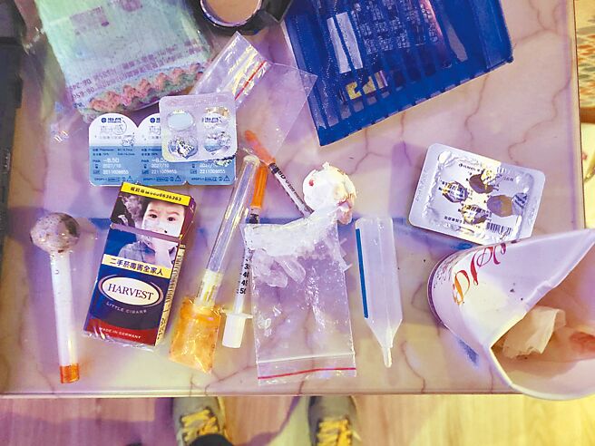 嘉義縣警局布袋分局近日查獲陳姓員警在台南市新營區某汽車旅館吸食安非他命，依違反毒品危害防制條例移送法辦，圖為檢警在汽車旅館查獲的吸毒器具。（嘉義地檢署提供／廖素慧嘉義傳真）