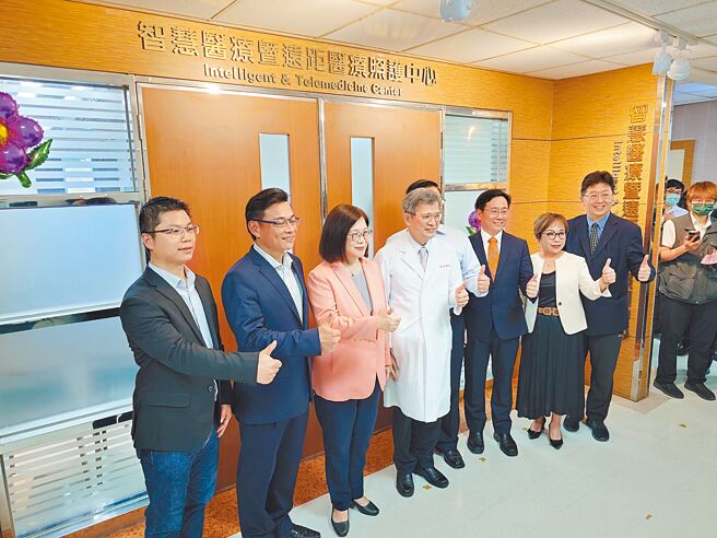 高雄荣总4月30日成立「智慧医疗暨远距医疗照护中心」，能提供偏乡、海事工作者等不便就医族群即时医疗服务。（任义宇摄）