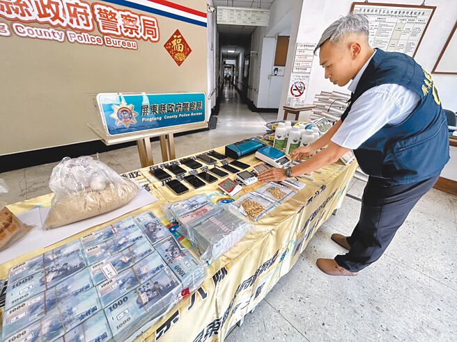 屏东县政府警察局侦破大麻工厂，查扣黑市价达10.8亿元的4000余株大麻，追出30岁谢男上网学种大麻还自创「矮化分株」技术，产量与不法所得直接暴增40倍。（谢佳潾摄）