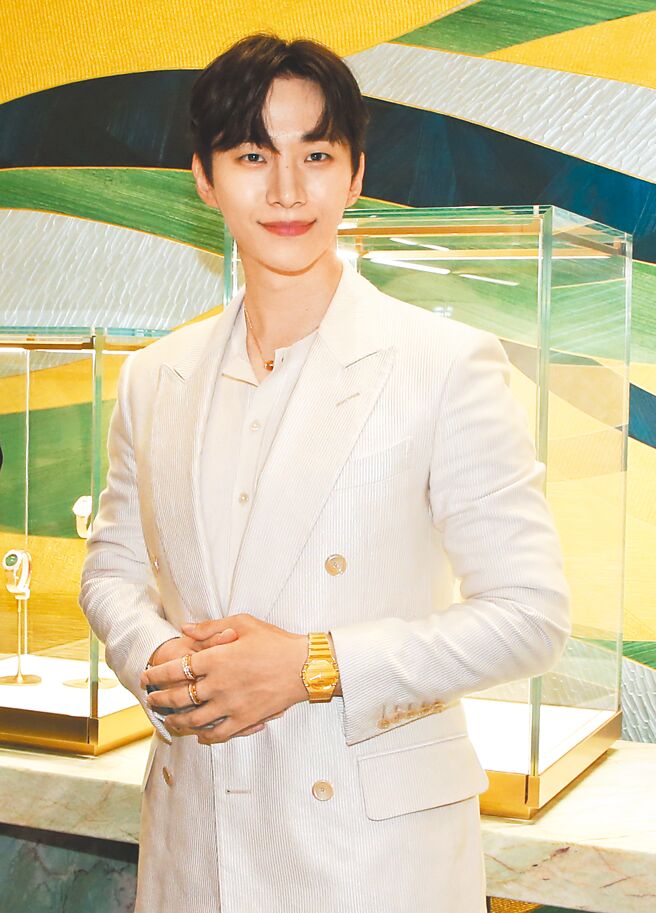 韓星李俊昊出席伯爵PIAGET台北101形象概念店開幕，親切向粉絲問好。（趙雙傑攝）