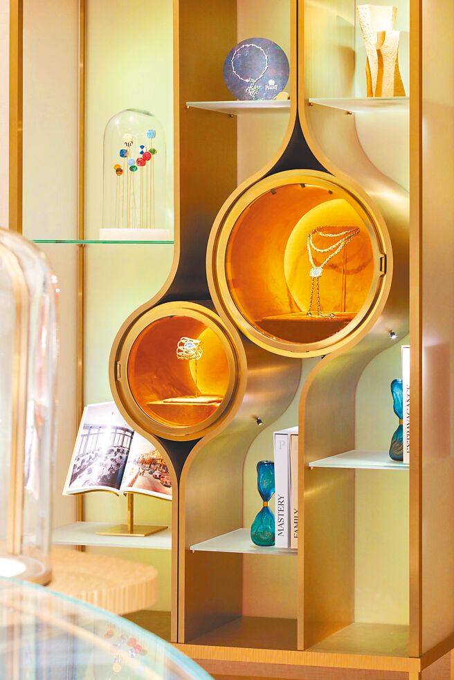 全新PIAGET伯爵台北101形象概念精品店陳列骨董多寶閣。（PIAGET提供）