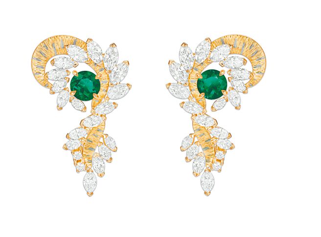 PIAGET Metaphoria頂級珠寶系列Efflorescens祖母綠耳環，約494萬元。（PIAGET提供）