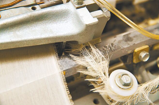 布料經緯線的使用，打造出不凡的高島縮布料。（君梵提供）