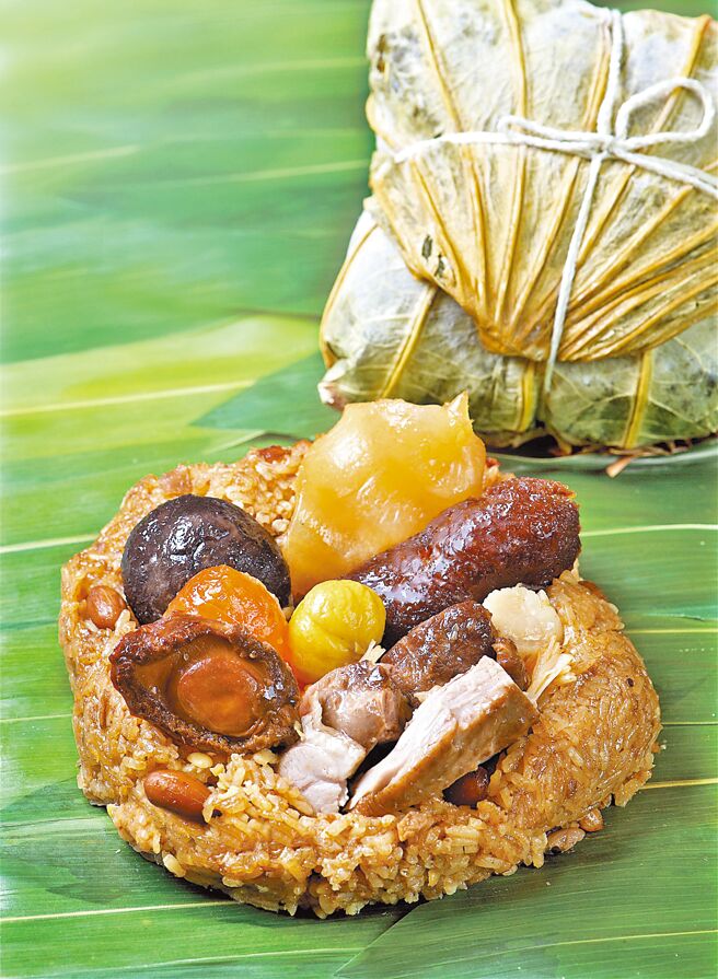 「松茸極品四寶粽」包裹整粒鮑魚、上選烏參、豐潤花膠及瑤柱等多種豪華海味，單顆售價1880元。（潮品集潮州餐廳提供）