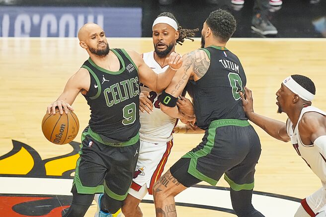 塞爾提克前鋒懷特（左一）跟隊友塔圖（右二）進行擋拆配合。（美聯社）