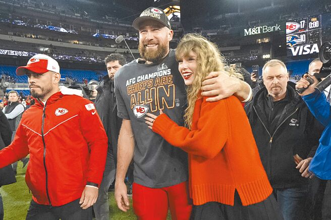 酋長近端鋒凱爾西（左）常在球場與巨星女友泰勒絲曬恩愛。（美聯社資料照）