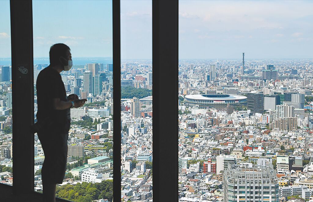 東京都是日本空屋數量最多的地區，以89.8萬間位居第一。圖為遊客在「澀谷天空」展望台眺望東京奧運場館。（新華社）