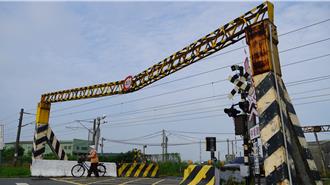 善化小新營路平交道 限高橫桿震成M型！台鐵瞎扯不影響安全