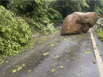 「比休旅車大巨石」砸落 力行產業道路單線雙向管制通行