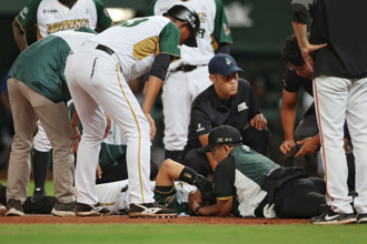 中職》台鋼吳明鴻挨144公里頭部觸身球 最新傷況曝光