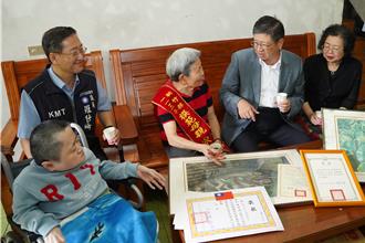 母背玻璃娃娃女一路求學 縣長贈匾讚給力媽媽