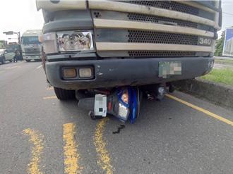 高雄死亡车祸！30岁女骑士与大货车碰撞 当场无生命迹象