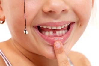 9歲童少1顆門牙自卑拒學 醫師揪原因找回自信笑容