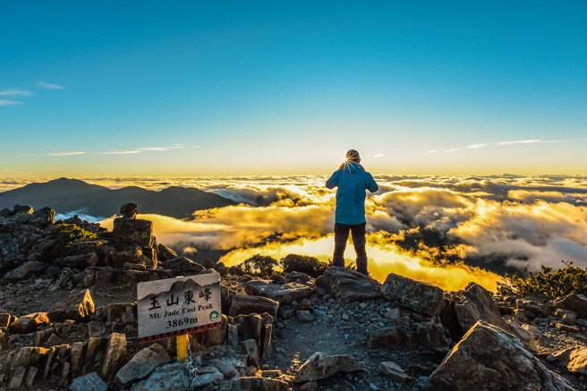 热爱登山的高山医学专家王士豪表示，地震过后许多高山的碎石坡面变得很不稳定，今年或是至少10月雨季结束前，尽量不去爬高山。（示意图，shutterstock／达志）
