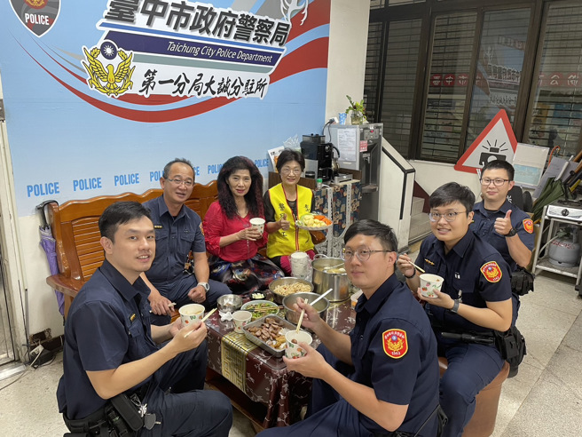 大誠分駐所志工隊「二姐」蔡姓志工大展廚藝，慰勞辛勤的員警們。（翻攝畫面）