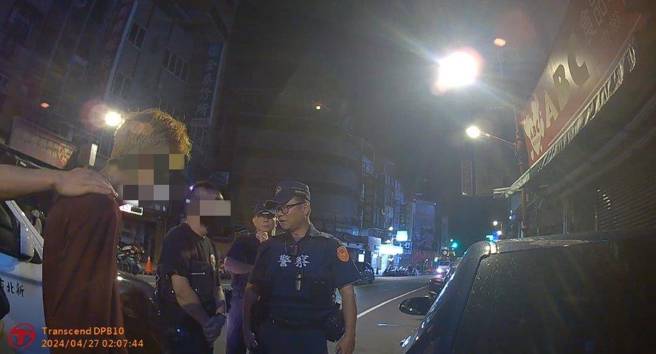 男子深夜紅線併排違停，警上前關切發現有詭，發現車內藏有「哈密瓜」毒錠。（翻攝畫面）