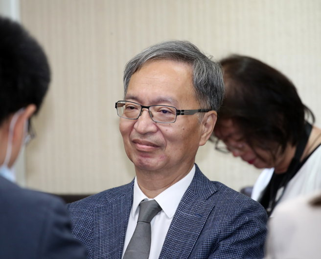 卫福部长薛瑞元坦言，手上没有任何财源可支应，目前安全准备金约有1300亿，补点值需要705亿、1155亿，若每月多支出700多亿，明年底安全准备金就不足1个月，因此在今年底就要考虑调保费。（图／记者刘宗龙摄影）