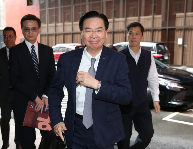 外交部长吴钊燮2日出席立法院外交及国防委员会报告「外交部如何构建友善工作环境暨人员心理辅导具体做法」并备质询。（姚志平摄）