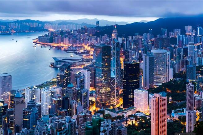 疫後香港經濟溫和復甦，餐飲住宿和地產業冰火兩重天。（圖：Shutterstock）