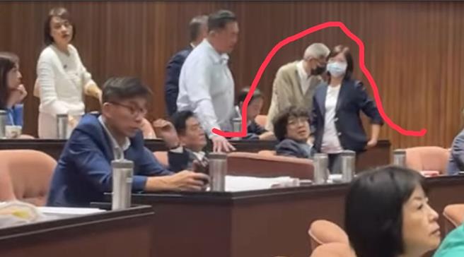 国民党立委叶元之质疑是杨曜（米色衣服）代替吴秉叡投票。（叶元之提供）