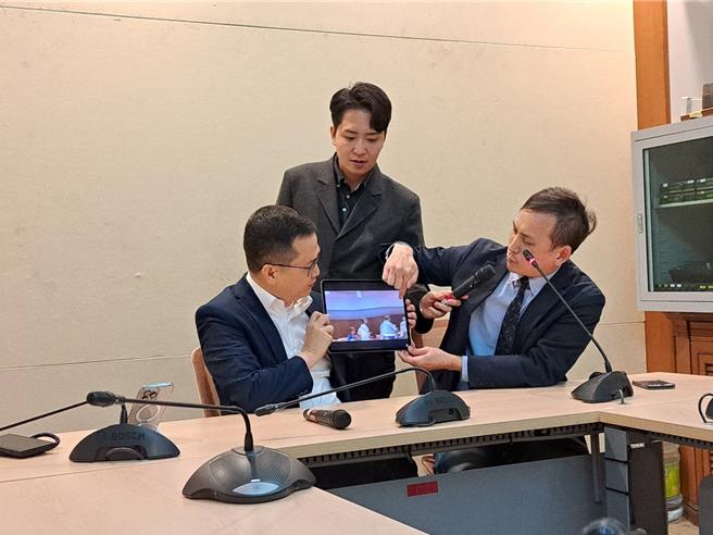 国民党立委罗智强（左）、罗廷玮（中）、叶元之（右）。（实习温予菱摄）