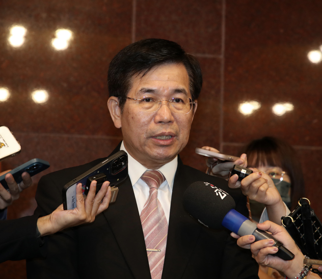 立法院教育及文化委員會2日邀請教育部長潘文忠（圖）列席就「偏遠地區學校教育發展條例施行迄今之成效及檢討」進行專題報告並備質詢，潘文忠於會前受訪。（劉宗龍攝）