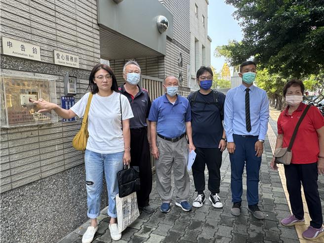 受灾户今天上午在市议员沈震东(右二)陪同下，前往台南地检署按铃申告。(曹婷婷摄)