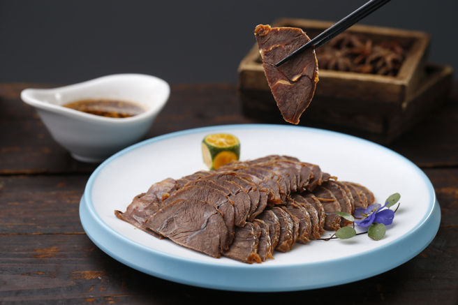 一名女子买嘴边肉，发现肉表面顏色呈现绿色彩光，吓得不敢吃。（示意图，shutterstock／达志）
