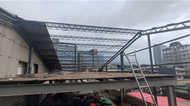 2023年度「顶二层专案」拆除中的违建。（黄敬文翻摄）