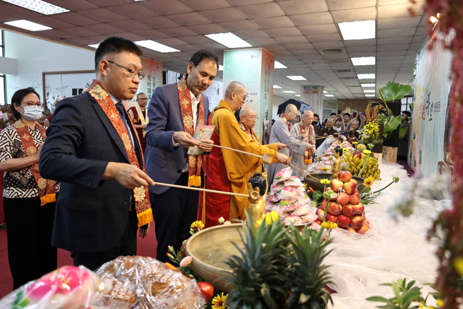 浴佛儀式。(照片/玄奘大學提供)