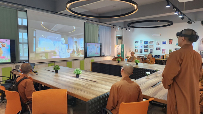 XR科技體驗-「向佛陀獻花」。(照片/玄奘大學提供)