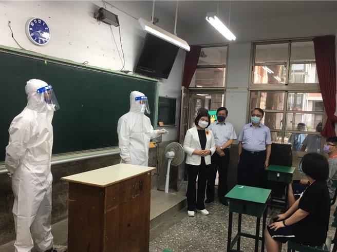 自2020年爆发新冠肺炎疫情后，国中会考设置防疫试场，以让发烧考生应考，图为2022年云林县长张丽善（左三）巡视斗六高中考场的第二类预备试场（防疫考场）装备情形。（本报资料照片）