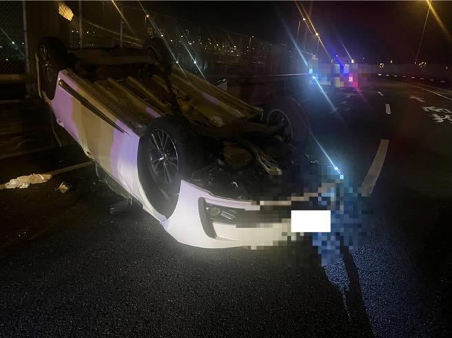 1辆自小客车1日深夜行经国道１号中山高速公路北向彰化系统路段时，不明原因擦撞外侧护栏后，翻覆于内侧路肩及内侧车道。（警方提供／孙英哲彰化传真）